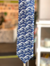 Load image into Gallery viewer, 100% Silk Tie &quot;Hokusai&quot;